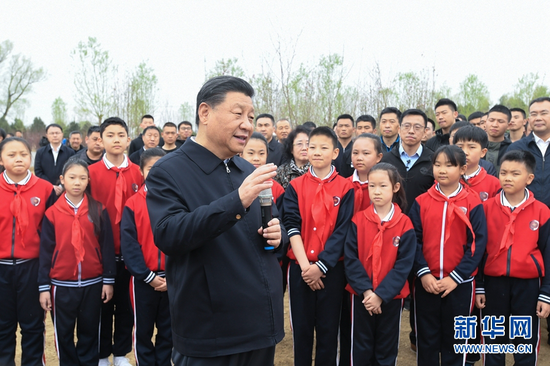 4月2日,党和国家领导人习近平、李克强、栗战书、汪洋、王沪宁、赵乐际、韩正、王岐山等来到北京市朝阳区温榆河参加首都义务植树活动。这是植树期间,习近平同在场的干部群众、少先队员亲切交谈。新华社记者 李学仁 摄 4月2日,党和国家领导人习近平、李克强、栗战书、汪洋、王沪宁、赵乐际、韩正、王岐山等来到北京市朝阳区温榆河参加首都义务植树活动。这是植树期间,习近平同在场的干部群众、少先队员亲切交谈。新华社记者 李学仁 摄