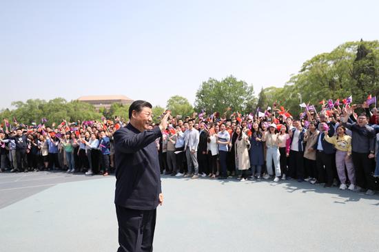 4月19日,在清华大学建校110周年校庆日即将来临之际,中共中央总书记、国家主席、中央军委主席习近平来到清华大学考察。这是习近平离开学校时,同师生们挥手致意。新华社记者 鞠鹏 摄 4月19日,在清华大学建校110周年校庆日即将来临之际,中共中央总书记、国家主席、中央军委主席习近平来到清华大学考察。这是习近平离开学校时,同师生们挥手致意。新华社记者 鞠鹏 摄
