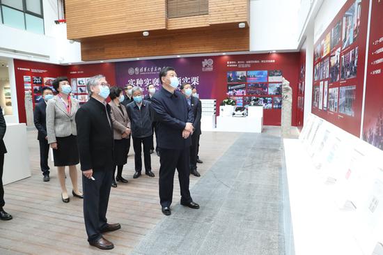 4月19日,在清华大学建校110周年校庆日即将来临之际,中共中央总书记、国家主席、中央军委主席习近平来到清华大学考察。这是习近平在清华大学美术学院参观美术学院校庆特别展。新华社记者 丁林 摄 4月19日,在清华大学建校110周年校庆日即将来临之际,中共中央总书记、国家主席、中央军委主席习近平来到清华大学考察。这是习近平在清华大学美术学院参观美术学院校庆特别展。新华社记者 丁林 摄